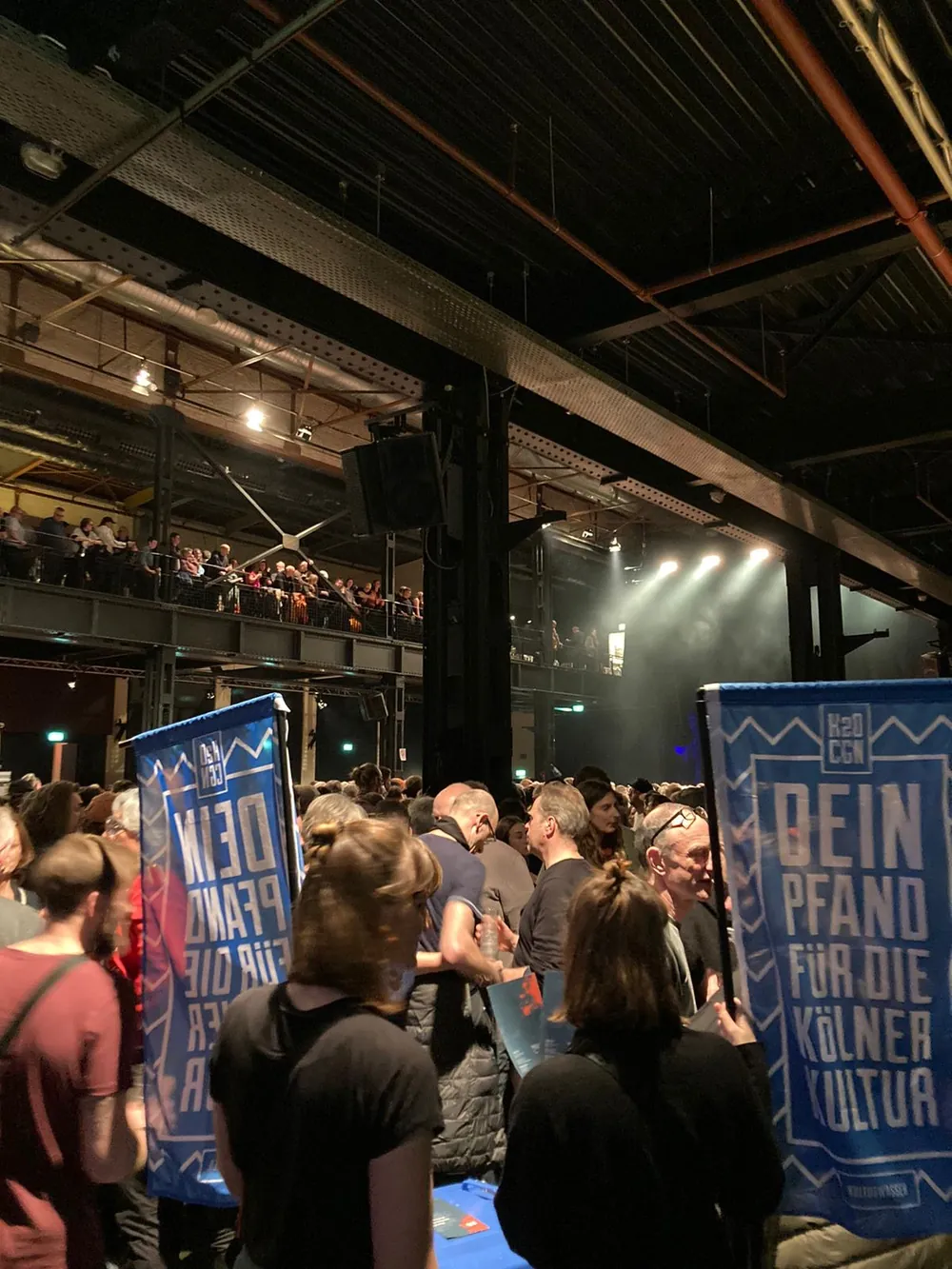 Fahnen mit der Aufschrift „Dein Pfand für die Kölner Kultur“ im Palladium